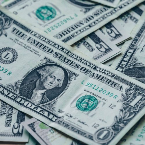 Dólar Alto Eleva Inflação e Reduz Poder de Compra