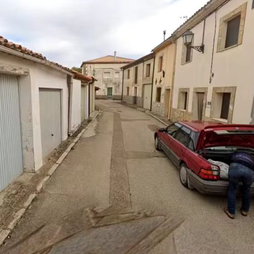 Imagem do Google Street View Exibe Homem Colocando Corpo no Carro e Suspeito é Detido na Espanha