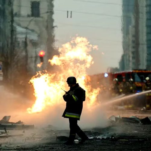 Rússia ataca Kiev com mísseis hipersônicos e balísticos; ao menos um morto e incêndios registrados