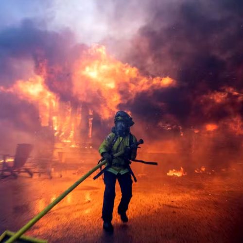 Incêndios florestais tomam conta de Los Angeles, forçando evacuações em massa e deixando um rastro de destruição