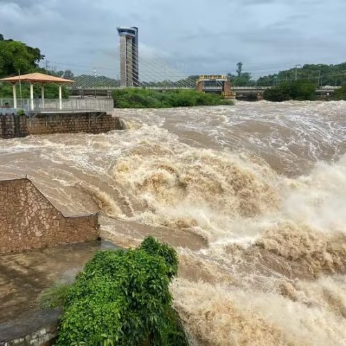 Rio Tietê transborda e deixa cidades em alerta após volume subir cinco vezes acima do normal