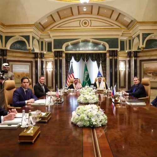 EUA e Rússia iniciam negociações para fim da guerra na Ucrânia sem incluir Kiev; Zelensky critica exclusão