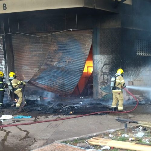 Fogo destrói parte de ginásio em Goiânia; investigação aponta possível causa criminosa