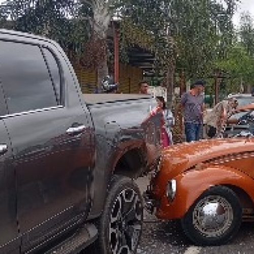 Duas pessoas ficam feridas em acidente entre carros em Senador Canedo