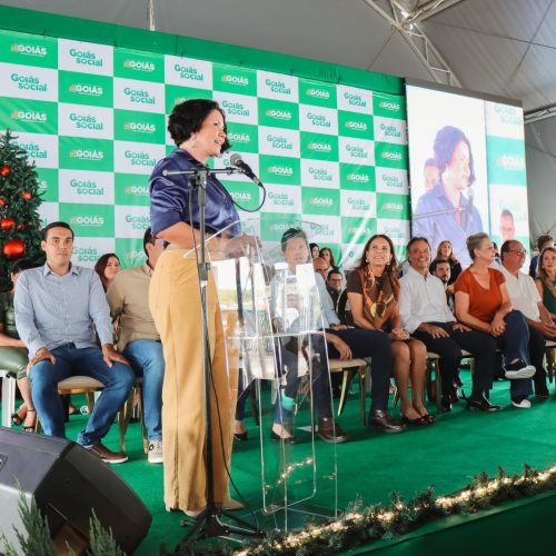 Simone Assis representa primeiras-damas goianas em entrega de veículos para fortalecer Cras e Creas