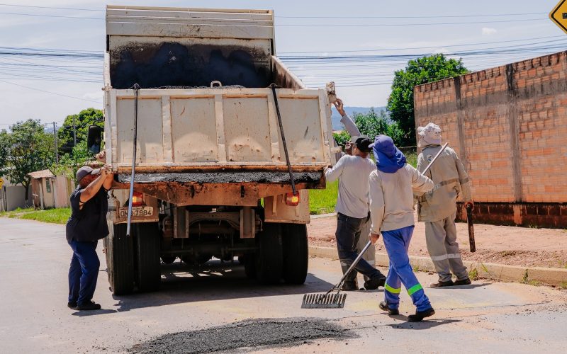 Operação tapa-buraco recupera vias em três bairros de Senador Canedo