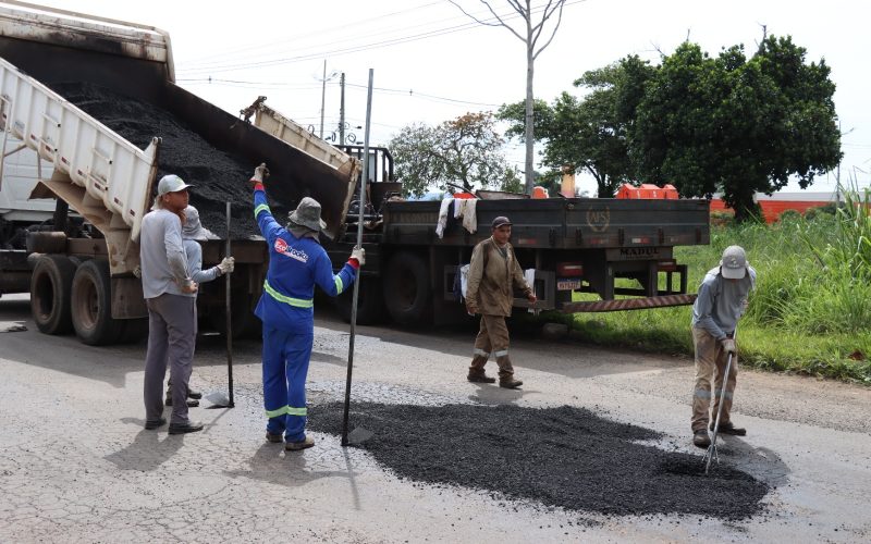 Serviço de tapa-buraco avança em bairros e avenidas de Senador Canedo