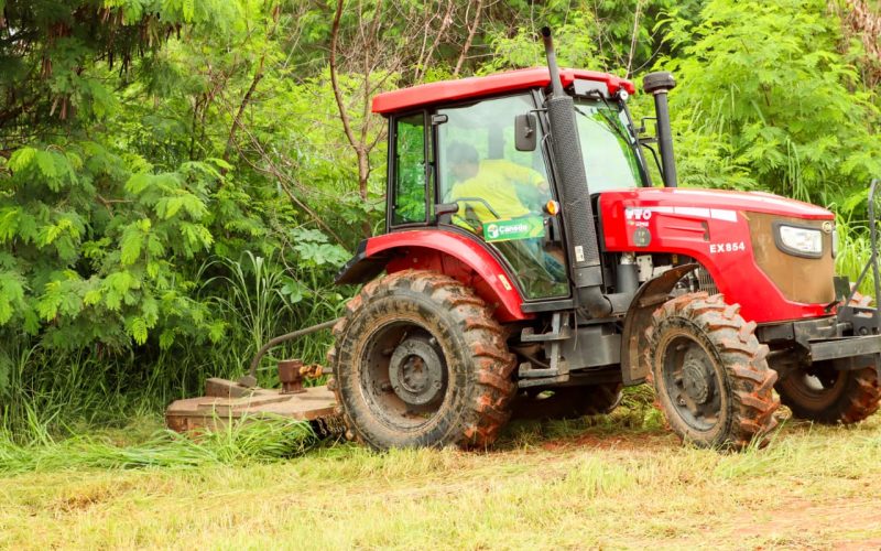 Prefeitura realiza roçagem mecanizada em cinco regiões de Senador Canedo