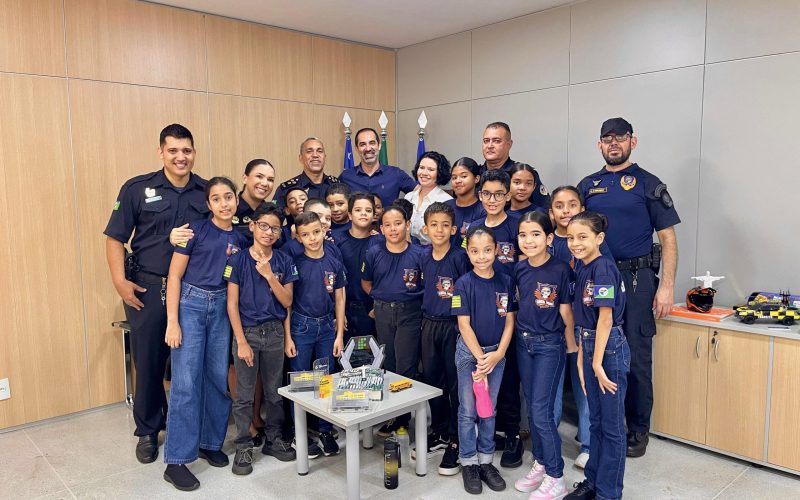 Alunos da Guarda Mirim visitam o Paço Municipal em Senador Canedo