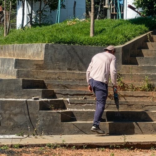 Manutenção melhora condições de arquibancada em campo no Residencial Aurora das Mansões