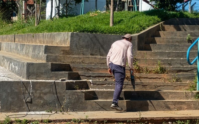 Manutenção melhora condições de arquibancada em campo no Residencial Aurora das Mansões