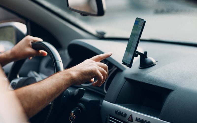 Criminosos vendem contas falsas para burlar apps de transporte e acendem alerta de segurança