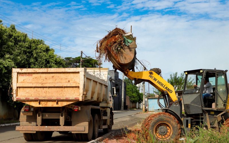 Serviço de remoção atende bairros e contribui para a limpeza urbana em Senador Canedo