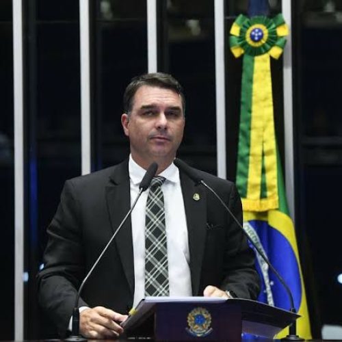 Flávio Bolsonaro defende redução da maioridade penal para 14 anos