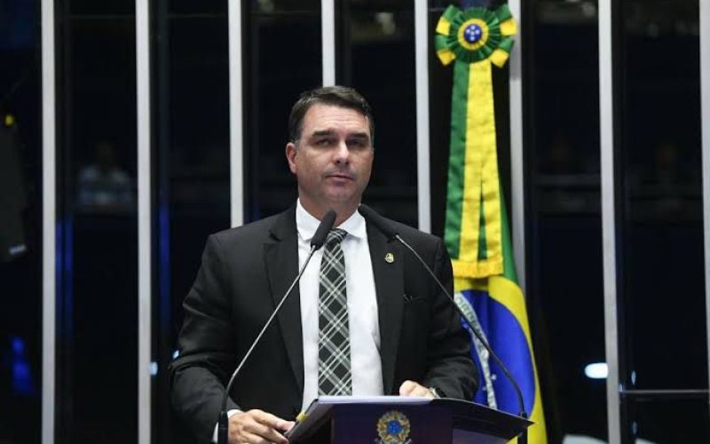 Flávio Bolsonaro defende redução da maioridade penal para 14 anos