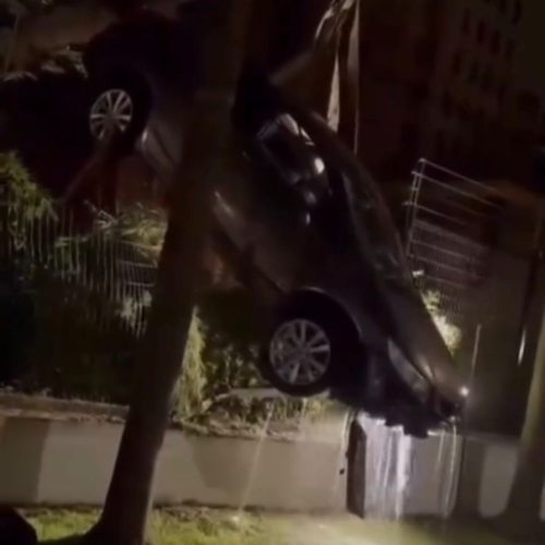 Carro cai em piscina de condomínio e caso chama atenção em Goiânia