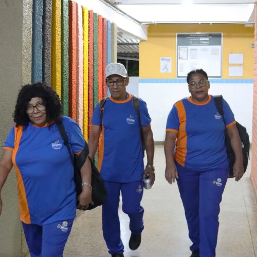 Aos 51 anos, mulher volta a estudar e leva os pais de 69 e 74 anos para a sala de aula em Goiânia