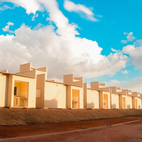 Após anos no aluguel social, 50 famílias recebem moradia definitiva em Senador Canedo