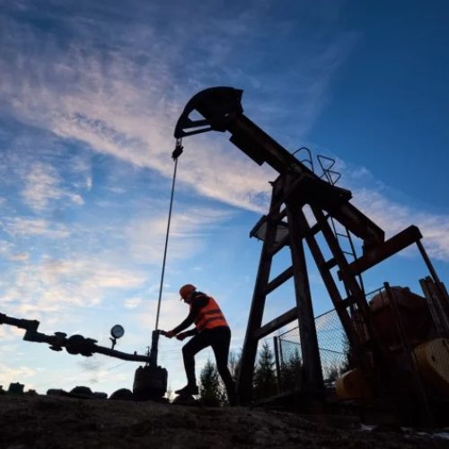 Tensões entre Israel e Irã fazem petróleo disparar e abalam bolsas dos EUA; mercado teme impacto no Estreito de Ormuz