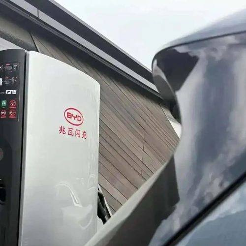 BYD planeja instalar mil postos de recarga rápida para veículos elétricos no Brasil