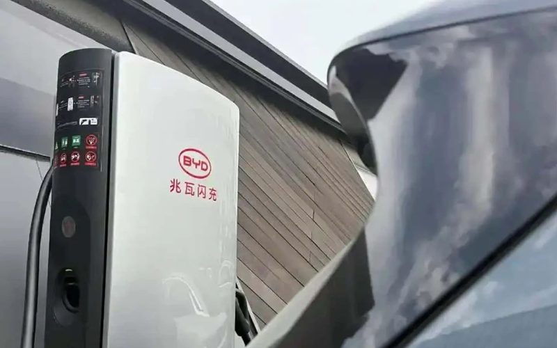 BYD planeja instalar mil postos de recarga rápida para veículos elétricos no Brasil