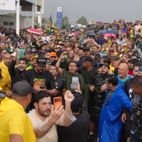 Caminhada de Nikolas Ferreira até Brasília ganha adesão de parlamentares e entra no radar da PRF