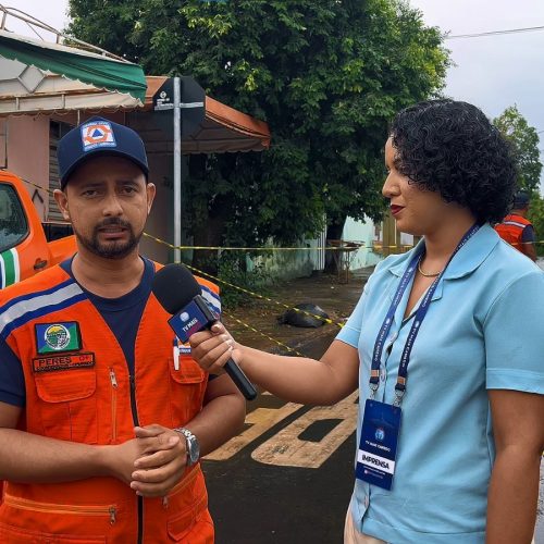 Forte chuva em Senador Canedo provoca queda de árvore e poste de energia.