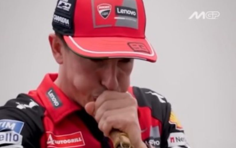 Marc Márquez viraliza ao tentar tocar berrante antes da MotoGP em Goiânia