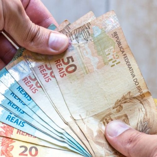 Novo salário mínimo de R$ 1.621 começa a ser pago aos trabalhadores
