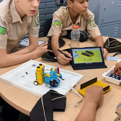 Tecnologia e Educação: Avanços e Desafios em Escolas no Século XXI