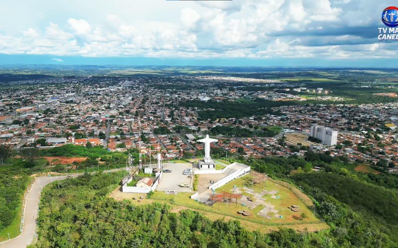 Trend do drone em Senador Canedo destaca as belezas naturais do Morro de Santo Antônio