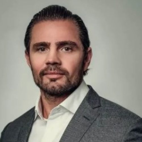 Daniel Vorcaro chega algemado à Polícia Federal em Brasília para possível delação premiada