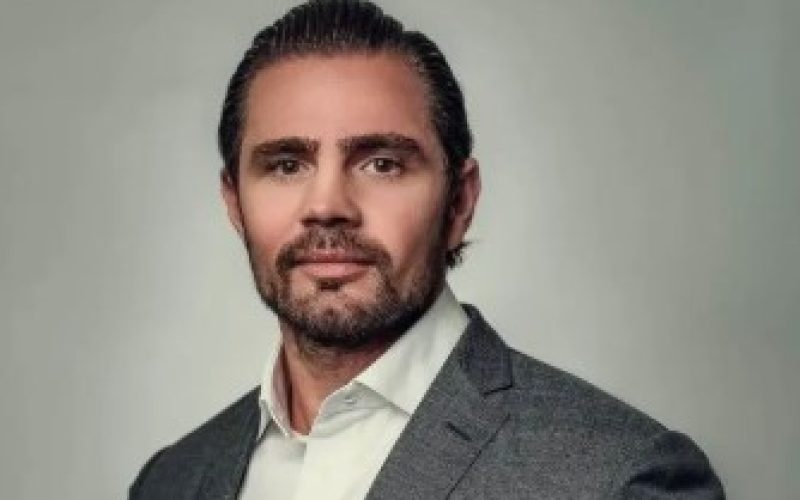 Daniel Vorcaro chega algemado à Polícia Federal em Brasília para possível delação premiada