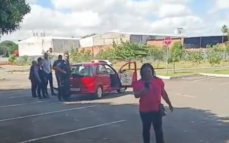 Acidente em prova do Detran-GO deixa feridos após candidata perder controle do carro durante exame