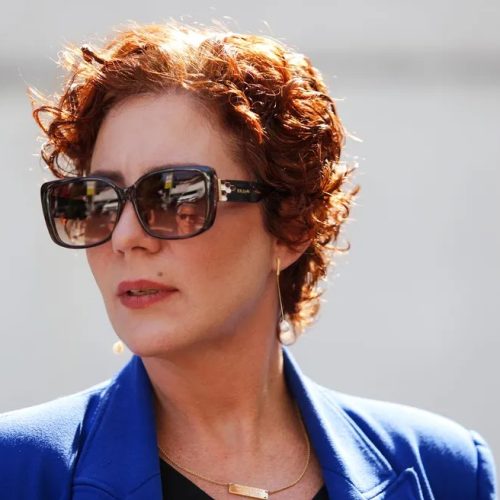 Julgamento no STF discute se deputada Carla Zambelli (PL-SP) será condenada ou não por porte ilegal de arma.