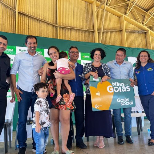 Senador Canedo entrega 660 cartões sociais e leva serviços gratuitos à população