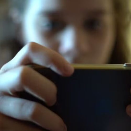 Justiça proíbe crianças de atuarem como influenciadoras em redes sociais sem autorização judicial