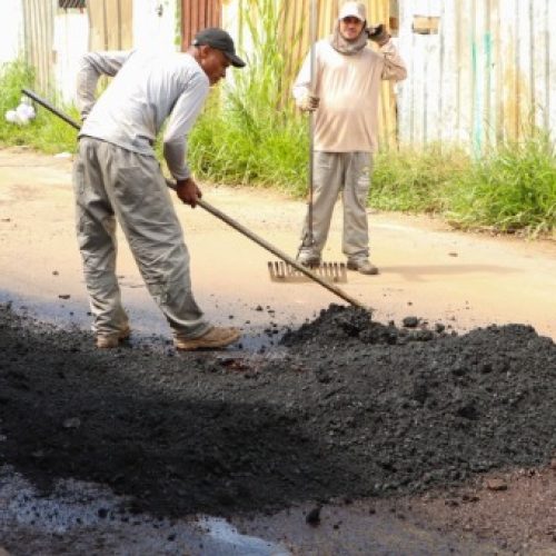 SEINFRA mantém serviços de tapa-buraco em Senador Canedo