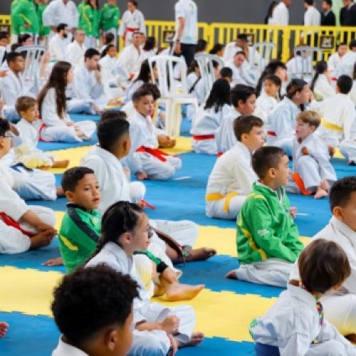 Alunos do projeto Construindo Campeões recebem uniformes em Senador Canedo